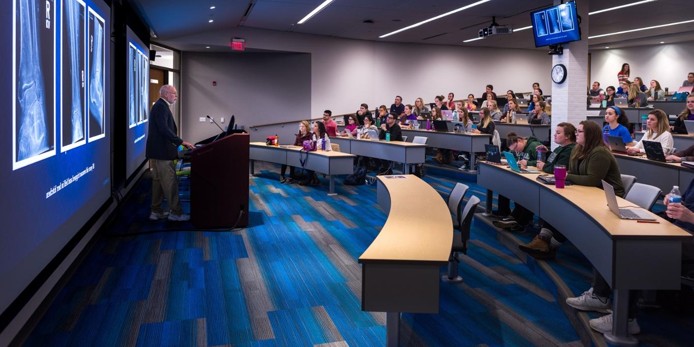 Photo of a professor teaching a classroom of 波胆网站 students in an auditorium at the Eastside campus. 